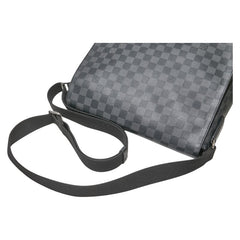 ルイ ヴィトン ダミエ グラフィット ディストリクトMM ショルダーバッグ N41272 ブラック PVC レザー メンズ LOUIS VUITTON 【中古】