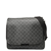 ルイ ヴィトン ダミエ グラフィット ダニエルMM 斜め掛け ショルダーバッグ N58029 ブラック PVC レザー メンズ LOUIS VUITTON 【中古】