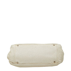 シャネル マトラッセ ココマーク 2.55 パンチング チェーン ショルダーバッグ オフホワイト レザー レディース CHANEL 【中古】