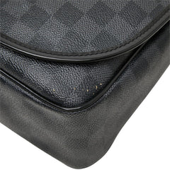 ルイ ヴィトン ダミエグラフィット ダニエルGM 斜め掛け ショルダーバッグ N58033 ブラック PVC レザー メンズ LOUIS VUITTON 中古