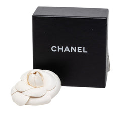 シャネル カメリア ブローチ ホワイト レザー レディース CHANEL 【中古】