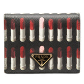 プラダ 三角ロゴプレート リップスティック プリント 二つ折り財布 ブラック サフィアーノレザー レディース PRADA 【中古】