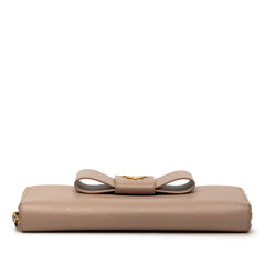 プラダ サフィアーノ ラウンドファスナー 長財布 リボン ベージュ レザー レディース PRADA 【中古】