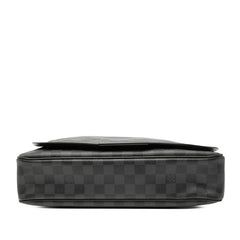 ルイ ヴィトン ダミエ グラフィット ダニエルMM 斜め掛け ショルダーバッグ N58029 ブラック PVC レザー メンズ LOUIS VUITTON 【中古】