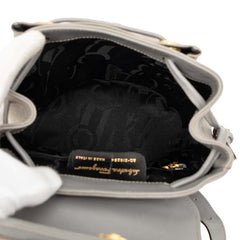 サルヴァトーレフェラガモ ヴァラリボン リュック バックパック グレー スウェード レザー レディース Salvatore Ferragamo 【中古】