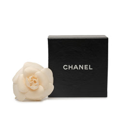 シャネル カメリア ブローチ コサージュ ベージュ アイボリー ファブリック レディース CHANEL 【中古】