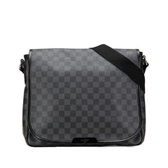 ルイ ヴィトン ダミエ グラフィット ダニエルMM 斜め掛け ショルダーバッグ N58029 ブラック PVC レザー メンズ LOUIS VUITTON 【中古】