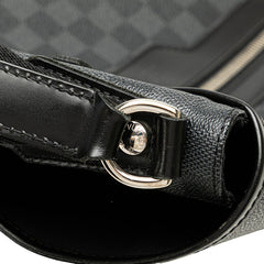 ルイ ヴィトン ダミエ グラフィット ダニエルMM 斜め掛け ショルダーバッグ N58029 ブラック PVC レザー メンズ LOUIS VUITTON 【中古】