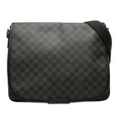 ルイ ヴィトン ダミエ グラフィット ダニエルGM 斜め掛け ショルダーバッグ N58033 ブラック PVC レザー メンズ LOUIS VUITTON 【中古】