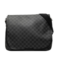 ルイ ヴィトン ダミエ グラフィット ダニエルMM 斜め掛け ショルダーバッグ N58029 ブラック PVC レザー メンズ LOUIS VUITTON 【中古】
