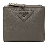 プラダ トライアングルロゴ 二つ折り財布 コンパクトウォレット グレー ヴィッテロダイノレザー レディース PRADA 【中古】
