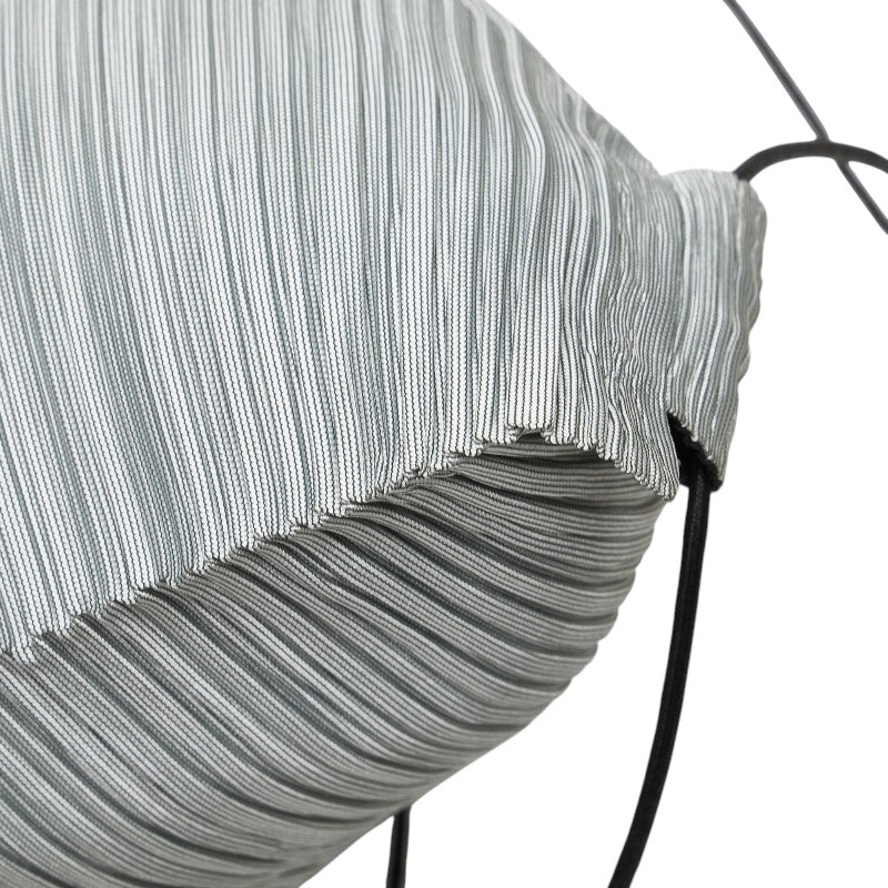 イッセイミヤケ プリーツ 巾着 リュック バックパック グレー ブラック ポリエステル レディース ISSEY MIYAKE 【中古】