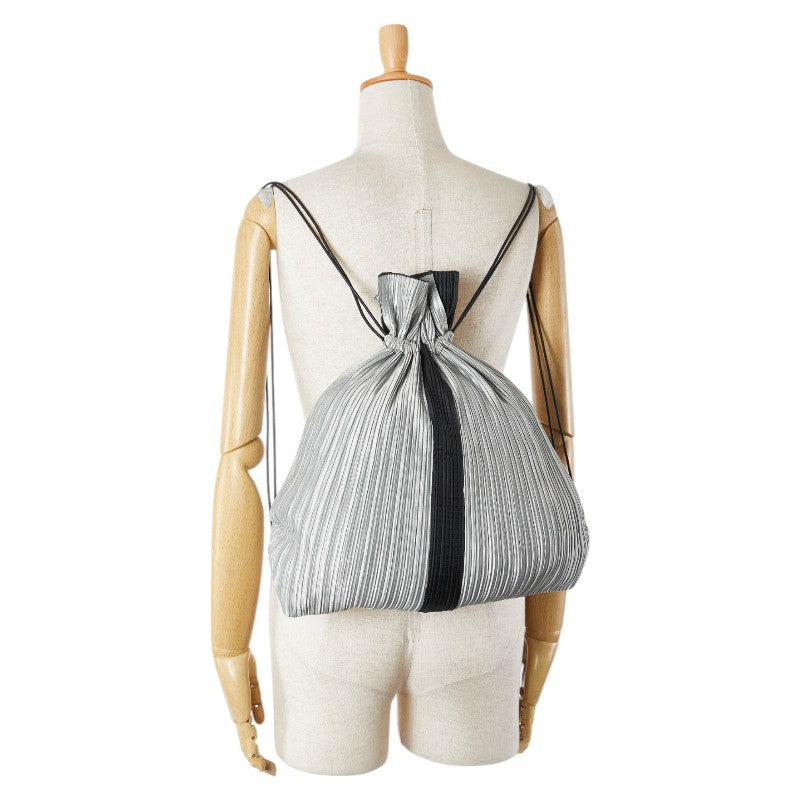 イッセイミヤケ プリーツ 巾着 リュック バックパック グレー ブラック ポリエステル レディース ISSEY MIYAKE 【中古】