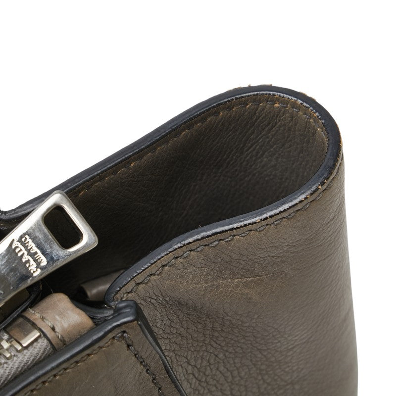 プラダ 三角ロゴプレート ハンドバッグ ショルダーバッグ 2WAY グレー レザー レディース PRADA 【中古】