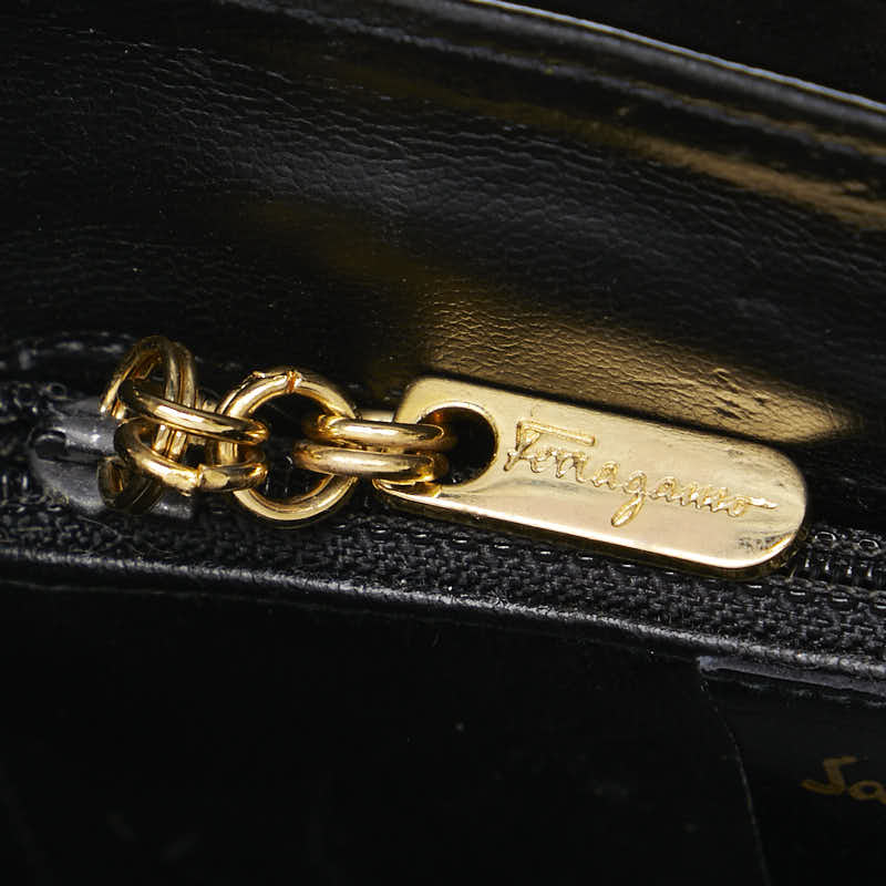 サルヴァトーレフェラガモ ガンチーニ 斜め掛け ショルダーバッグ ブラック エナメル レディース Salvatore Ferragamo 【中古】