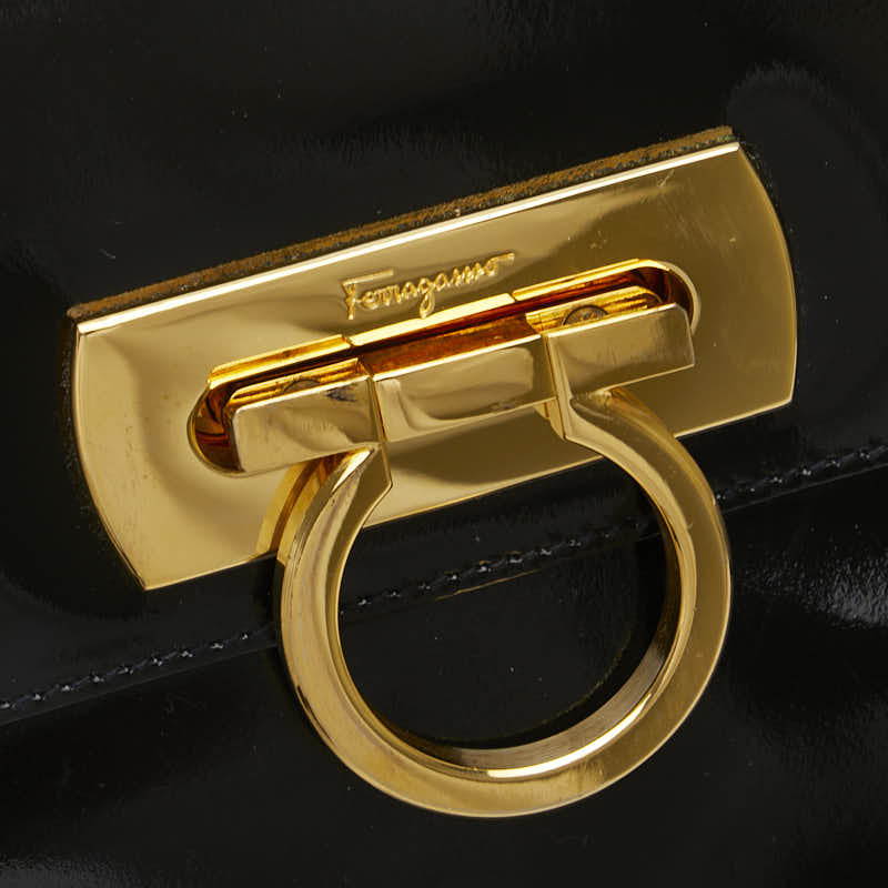 サルヴァトーレフェラガモ ガンチーニ 斜め掛け ショルダーバッグ ブラック エナメル レディース Salvatore Ferragamo 【中古】