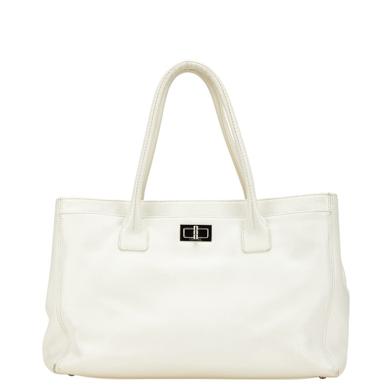 シャネル 2.55 エグゼクティブ ハンドバッグ トートバッグ ホワイト レザー レディース CHANEL 【中古】
