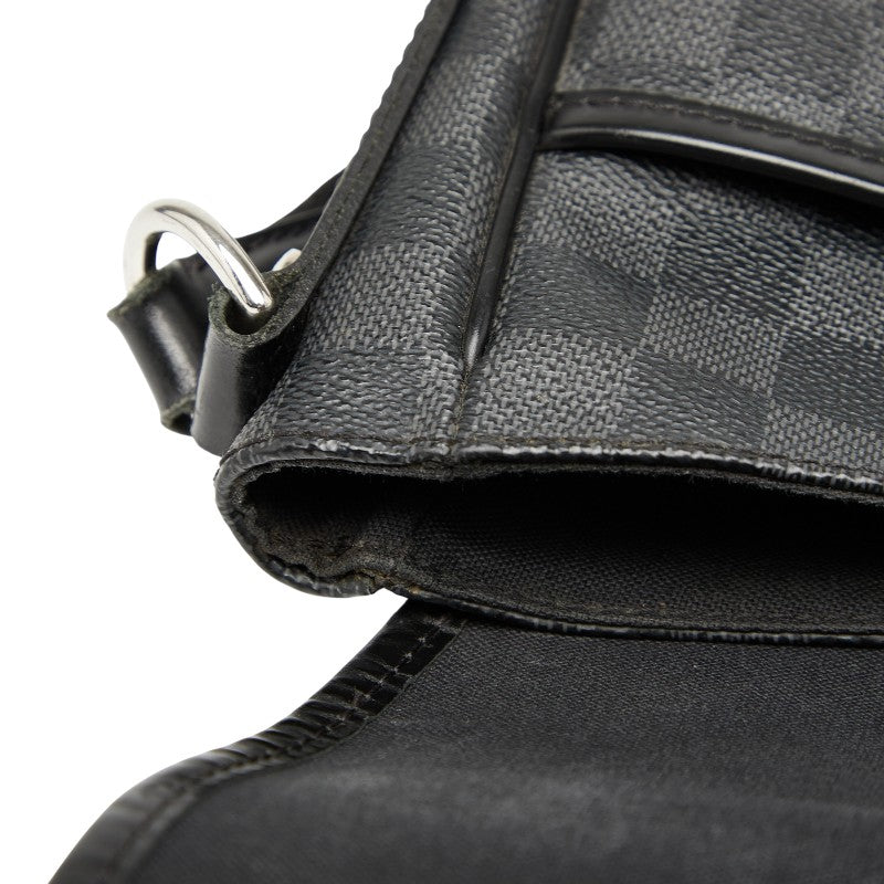 ルイ ヴィトン ダミエ グラフィット ダニエルMM 斜め掛け ショルダーバッグ N58029 ブラック PVC レザー メンズ LOUIS VUITTON 【中古】