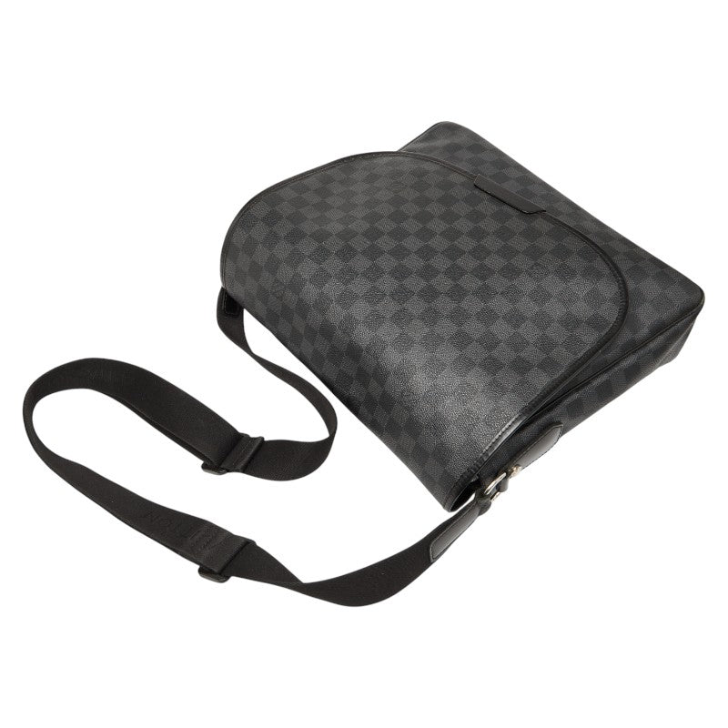 ルイ ヴィトン ダミエ グラフィット ダニエルMM 斜め掛け ショルダーバッグ N58029 ブラック PVC レザー メンズ LOUIS VUITTON 【中古】