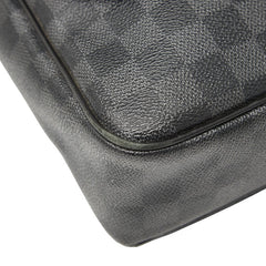 ルイ ヴィトン ダミエ グラフィット ダニエルMM 斜め掛け ショルダーバッグ N58029 ブラック PVC レザー メンズ LOUIS VUITTON 【中古】