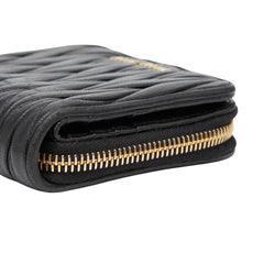 ミュウミュウ マテラッセ 二つ折り財布 ブラック レザー レディース MIUMIU 【中古】