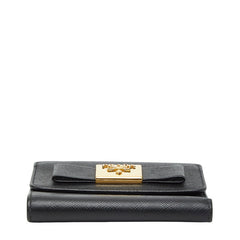プラダ ロゴ リボン 三つ折り財布 ブラック ゴールド サフィアーノレザー レディース PRADA 【中古】
