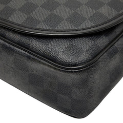 ルイ ヴィトン ダミエグラフィット ダニエルMM ショルダーバッグ N58029 ブラック PVC レザー メンズ LOUIS VUITTON 【中古】