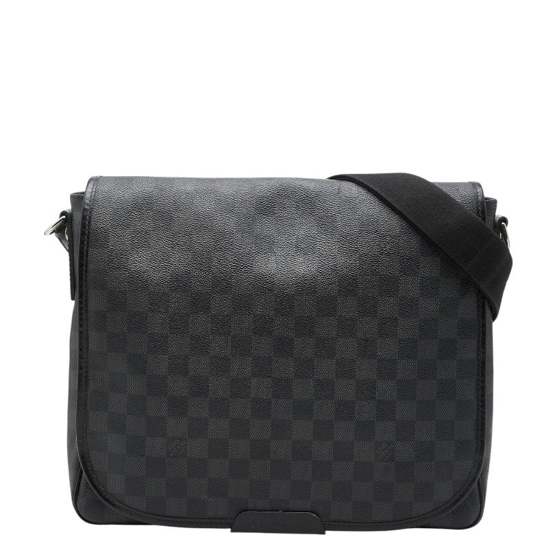 ルイ ヴィトン ダミエグラフィット ダニエルMM 斜め掛け ショルダーバッグ N58029 ブラック PVC レザー メンズ LOUIS VUITTON 【中古】