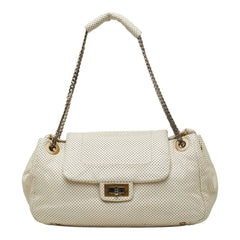 シャネル マトラッセ ココマーク 2.55 パンチング チェーン ショルダーバッグ オフホワイト レザー レディース CHANEL 【中古】