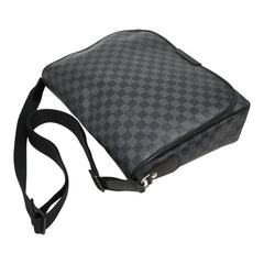 ルイ ヴィトン ダミエグラフィット ダニエルGM 斜め掛け ショルダーバッグ N58033 ブラック PVC レザー メンズ LOUIS VUITTON 【中古】
