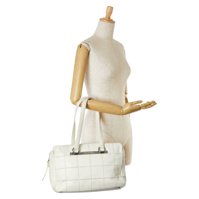 シャネル チョコバー ロゴプレート ボストンバッグ トラベルバッグ ホワイト レザー レディース CHANEL 【中古】