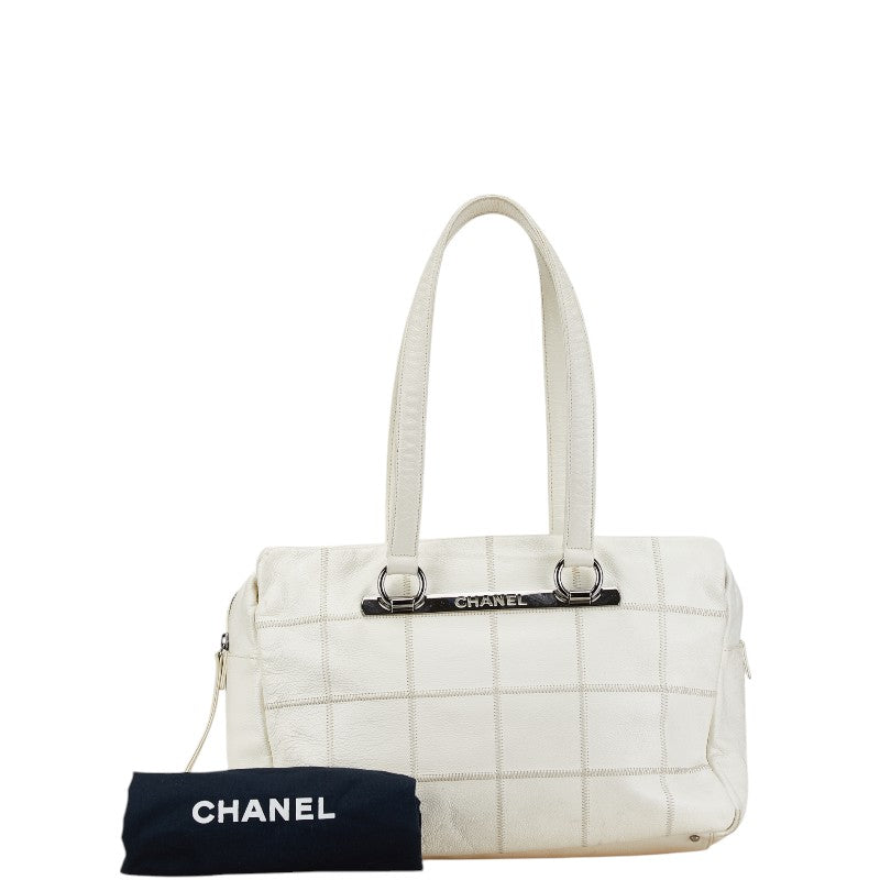 シャネル チョコバー ロゴプレート ボストンバッグ トラベルバッグ ホワイト レザー レディース CHANEL 【中古】