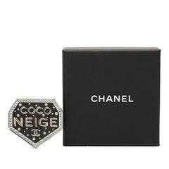 シャネル ココマーク COCO NEIGE エンブレム ブローチ D18B刻印 ブラック プラスチック ラインストーン レディース CHANEL 【中古】