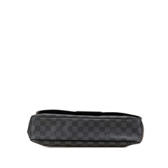 ルイ ヴィトン ダミエ グラフィット ダニエルMM 斜め掛け ショルダーバッグ N58029 ブラック PVC レザー メンズ LOUIS VUITTON 【中古】