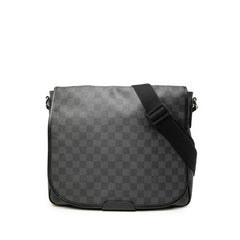 ルイ ヴィトン ダミエ ダニエルMM 斜め掛け ショルダーバッグ N58029 ブラック PVC レザー メンズ LOUIS VUITTON 【中古】
