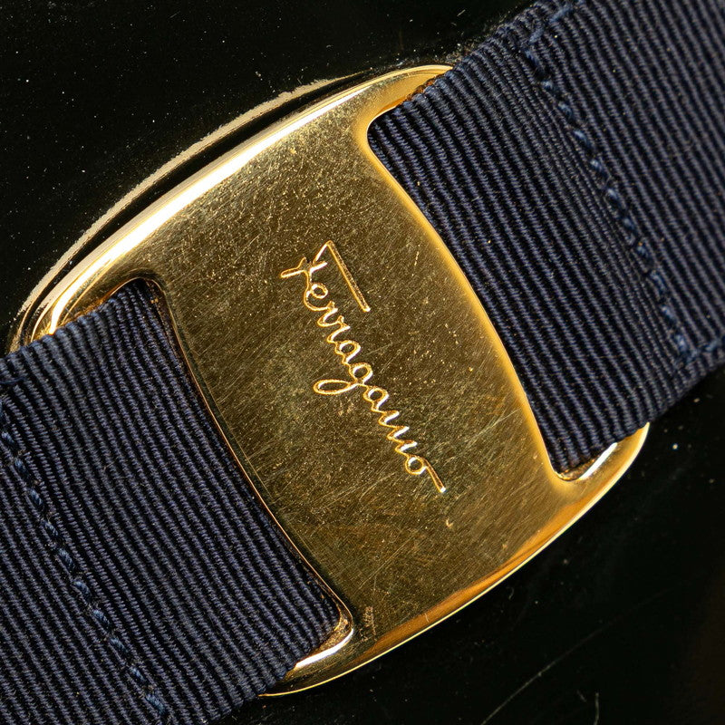 サルヴァトーレフェラガモ ヴァラ ショルダーバッグ ブラック ネイビー エナメル レザー レディース Salvatore Ferragamo 【中古】