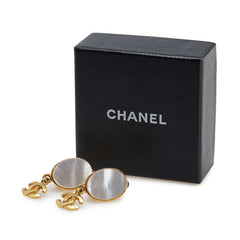 シャネル ココマーク シェルスィング イヤリング ゴールド ホワイト メッキ レディース CHANEL 【中古】