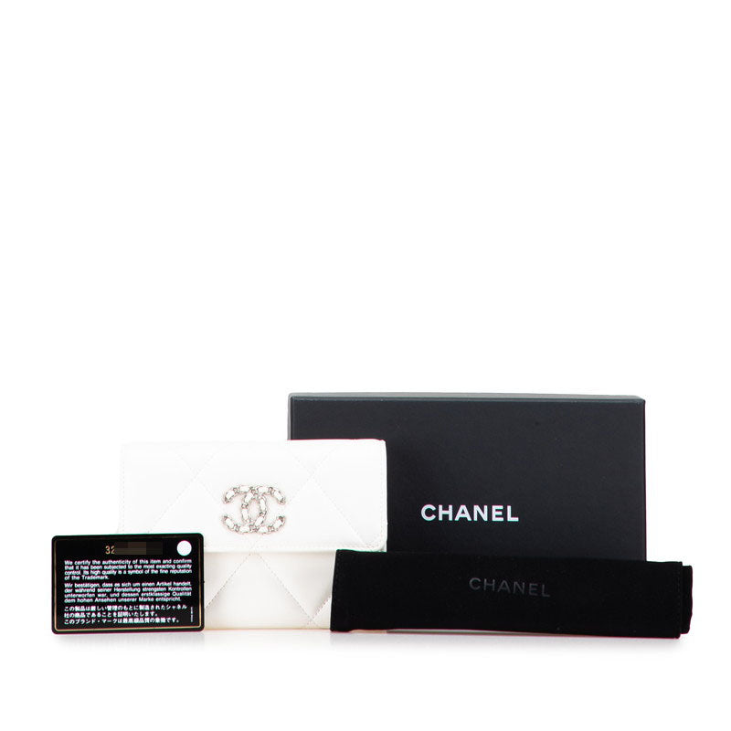 シャネル シャネル19 マトラッセ 三つ折り財布 ホワイト ラムスキン レディース CHANEL 【中古】