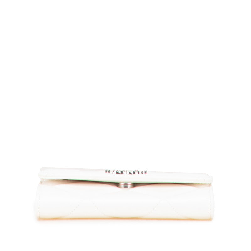 シャネル シャネル19 マトラッセ 三つ折り財布 ホワイト ラムスキン レディース CHANEL 【中古】