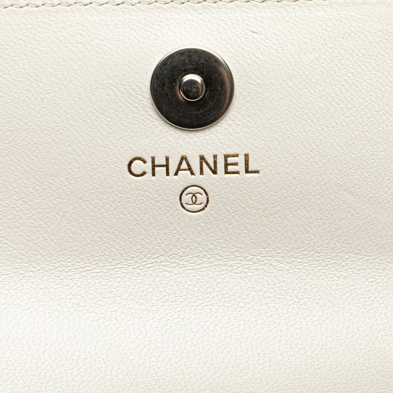シャネル シャネル19 マトラッセ 三つ折り財布 ホワイト ラムスキン レディース CHANEL 【中古】