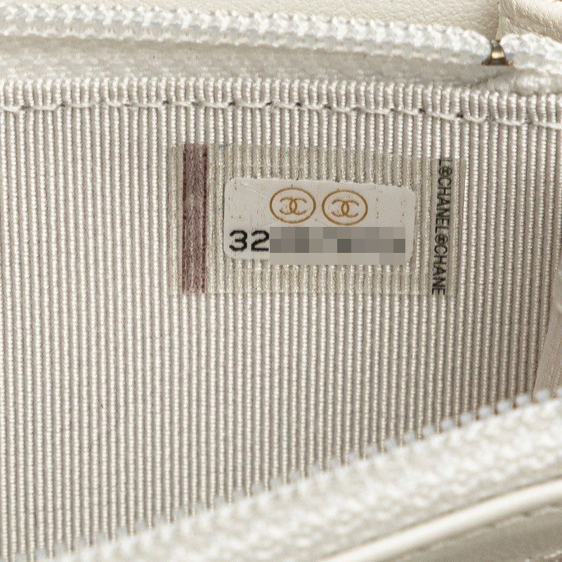 シャネル シャネル19 マトラッセ 三つ折り財布 ホワイト ラムスキン レディース CHANEL 【中古】