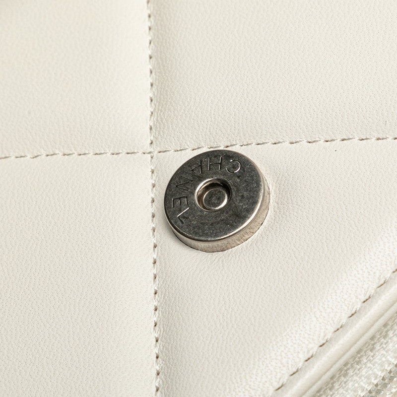 シャネル シャネル19 マトラッセ 三つ折り財布 ホワイト ラムスキン レディース CHANEL 【中古】