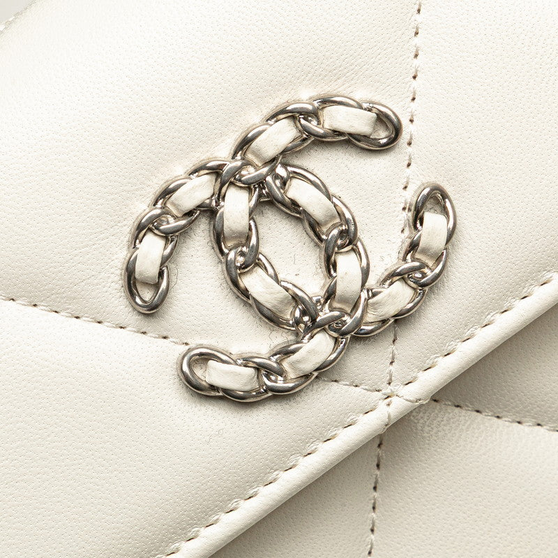 シャネル シャネル19 マトラッセ 三つ折り財布 ホワイト ラムスキン レディース CHANEL 【中古】