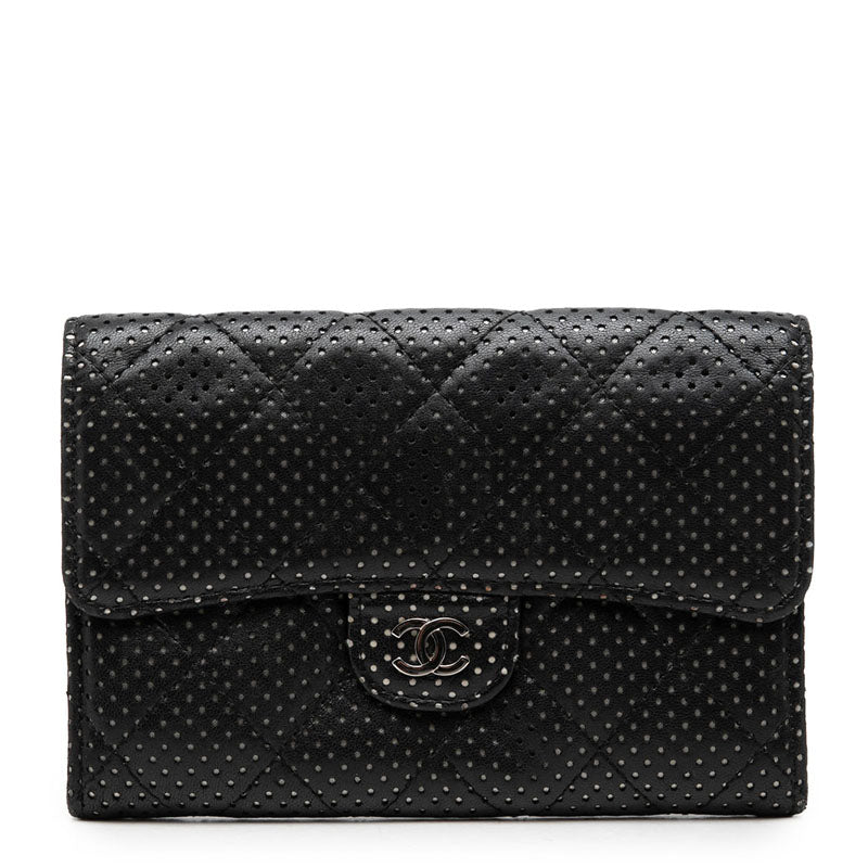 シャネル ココマーク マトラッセ パンチング 二つ折り財布 ブラック シルバー ラムスキン レディース CHANEL 中古